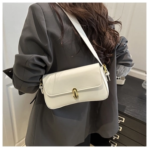 Vue arrière du mannequin portant un sac bandoulière blanc avec fermoir doré chic