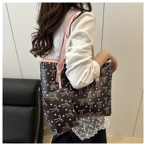 Détail de l'ensemble sac cabas à nœuds roses avec grand sac à bandoulière et pochette
