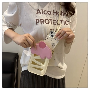 Nahaufnahme der cremefarbenen Handytasche mit rosa Deckel und Herz-Muster Hülle