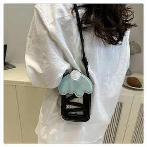 Detail einer kreativen Handytasche in Eiscreme-Form, die von einem Model getragen wird