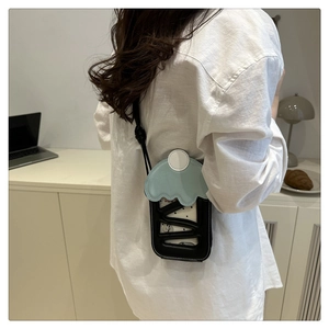 Detail der kreativen Eiscreme-Handytasche mit ausgehöhltem Design aus schwarzem blauem Leder