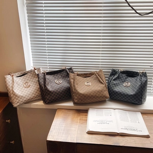 Minimalist tote bag with M letter jacquard pattern and gold metal logo in four colors
