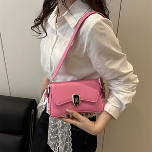 Sac bandoulière chic rose pour femme avec fermoir rotatif doré élégant