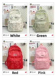 Collage de sacs à dos en toile blanc, vert, rouge et rose avec motifs d'oursons