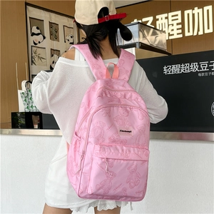 Sac à dos rose avec motifs d'ours porté par un mannequin dans un cadre de café