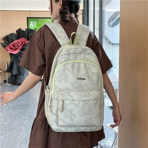 Détail du sac à dos grande capacité avec motif d'ours et poignées vertes décoratives