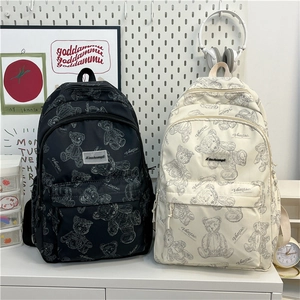 Vue détaillée du sac à dos léger imprimé ours avec texte Vantac et poche avant zippée