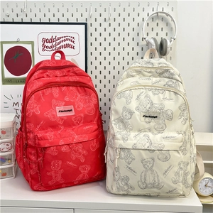 Détail du sac à dos en nylon imperméable avec imprimés d'ours en peluche et poche avant zippée