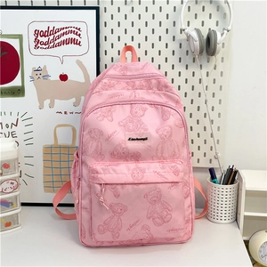 Détail du sac à dos rose à oursons avec poche avant spacieuse et tissu en nylon