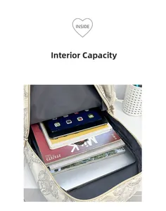 Détails de l'intérieur du sac à dos beige montrant les compartiments pour laptop et tablette