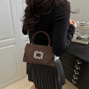 Sac bandoulière en daim marron foncé avec chaîne dorée et boucle en cristal étincelante