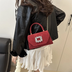 Sac bandoulière élégant en daim rouge avec boucle en cristal et chaîne dorée