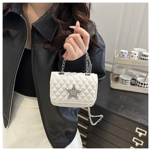 Dettaglio mini borsa trapuntata bianca con stella argentata e manico a catena