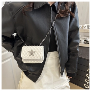 Dettaglio della mini borsa in pelle trapuntata bianca con stella in metallo lucido