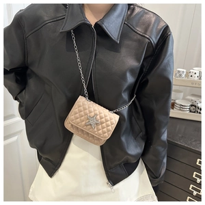 Dettaglio mini borsa in pelle PU trapuntata con grande stella di strass e catenina