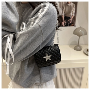 Borsa a tracolla trapuntata nera con stella di strass e catena argentata alla moda