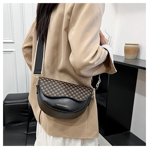 Fashionable half-moon saddle bag with leopard print contrast and wide woven strap