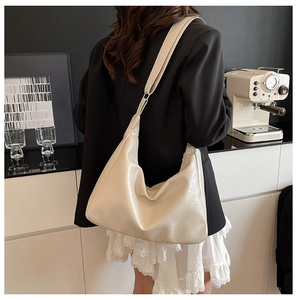 Dettaglio borsa shopper bianco crema in ecopelle strutturata con ampia tracolla comoda