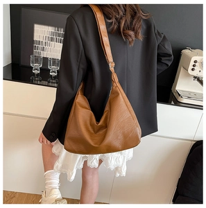 Detailansicht der braunen, großen Shopper-Tasche aus weichem Leder mit breitem Schultergurt