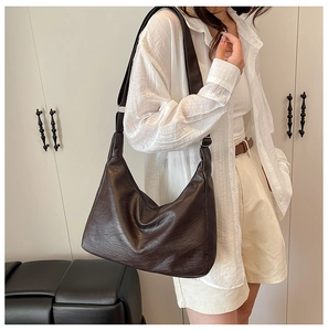 Große dunkelbraune Shopper-Tasche aus PU-Leder, an der Schulter eines Models gezeigt
