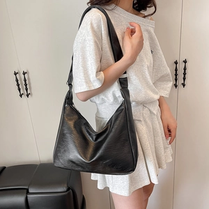 Minimalistische schwarze PU-Leder Hobo-Tasche mit verstellbarem Riemen am Modell