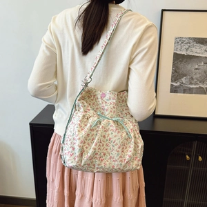 Sac fourre-tout chic en toile à imprimé floral avec bandoulière et ruban à carreaux