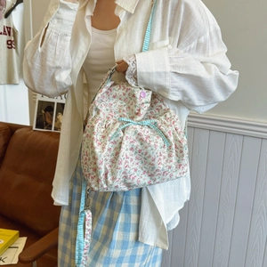 Sac bandoulière fleuri avec nœud à carreaux bleus et bandoulière pour un look d'été