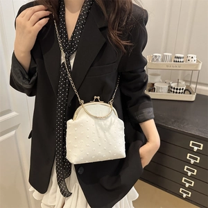 Sac à main blanc perlé pour femme avec poignée dorée et bandoulière en chaîne