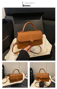 Detailansicht der braunen PU-Leder Baguette-Tasche mit Tragegriff und Riemen