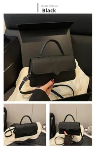 Detailansicht der schwarzen matten PU-Leder Baguette-Tasche mit Griff und Gurt