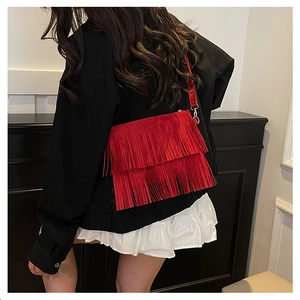 Vue détaillée du sac bandoulière rouge à franges multicouches et détails dorés