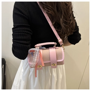 Détail latéral d'un sac oreiller rose tissé avec dentelle et ruban sur un modèle