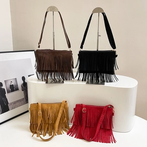 Sac à bandoulière bohème en daim avec franges en marron noir jaune et rouge