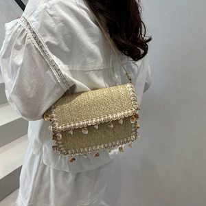 Borsa a spalla in paglia con conchiglie e perline per vacanze al mare e outfit estivi