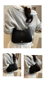Détail du sac hobo en cuir noir avec lettrage métallique J'ADIOR doré et bandoulière