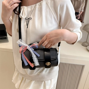 Sac cylindrique noir tissé chic avec fermoirs dorés et nœud en dentelle