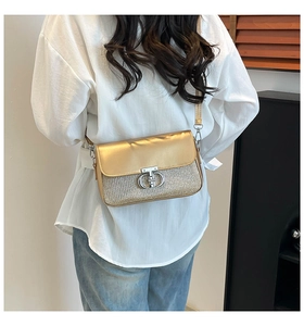 Détail du sac à bandoulière doré champagne avec paillettes et boucle argentée
