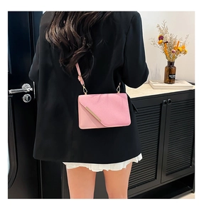 Petit sac à bandoulière rose rectangulaire avec rabat diagonal et détails dorés