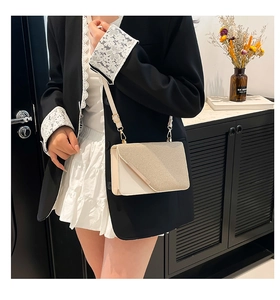Détail du mini sac bandoulière en cuir crème avec empiècements tissés et bords dorés