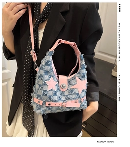 Dettaglio borsa a stella Y2K in denim a scacchi blu con finiture in pelle rosa