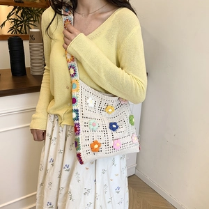 Sac à bandoulière au crochet fait main avec fleurs 3D et sangle tissée géométrique