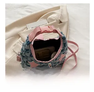 Capacità interna della borsa in denim con stelle rosa per cellulare e trucco