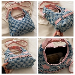 Dettaglio della borsa in denim blu con stelle rosa e tracolla regolabile