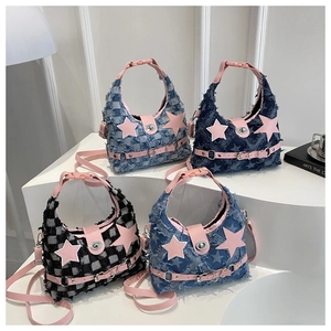 Dettaglio di borse in denim con toppe a stella rosa e finiture metalliche di alta qualità