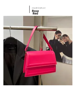 Detalle del elegante bolso de hombro en cuero magenta con solapa moderna