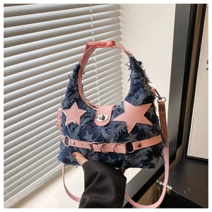 Dettaglio borsa in denim con stelle, cinturini in pelle rosa e fibbia argentata