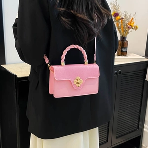 Petit sac à main rose chic avec fermoir fleur et poignée tressée pour femme