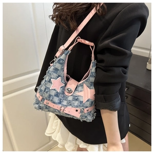 Dettaglio borsa in denim a scacchi con stelle rosa e bordi sfrangiati alla moda