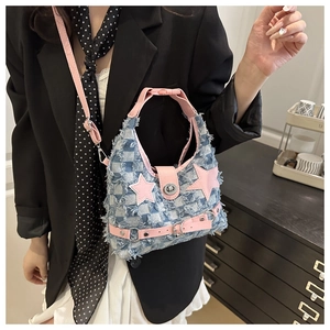 Dettaglio della borsa in denim a scacchi con stella in pelle rosa e bordi sfrangiati