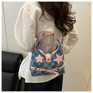Dettaglio borsa a tracolla in denim blu con stelle rosa e frange vista sul retro